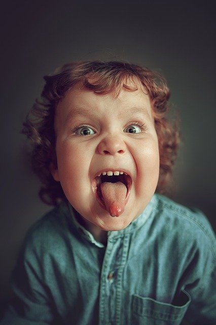 kid sticking out tongue